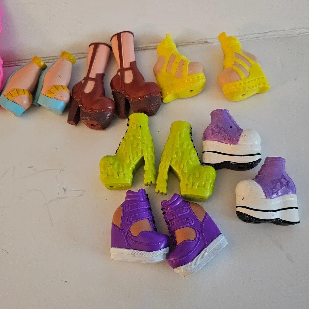 Bratz‎ Doll Lot of 4 Pink Brown Hair with Extra Shoes and Accessories
